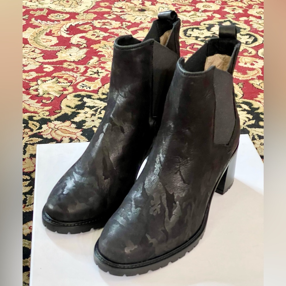 Ross & Snow Susanna Chelsea Boot (Black Camo) Women's Shoes